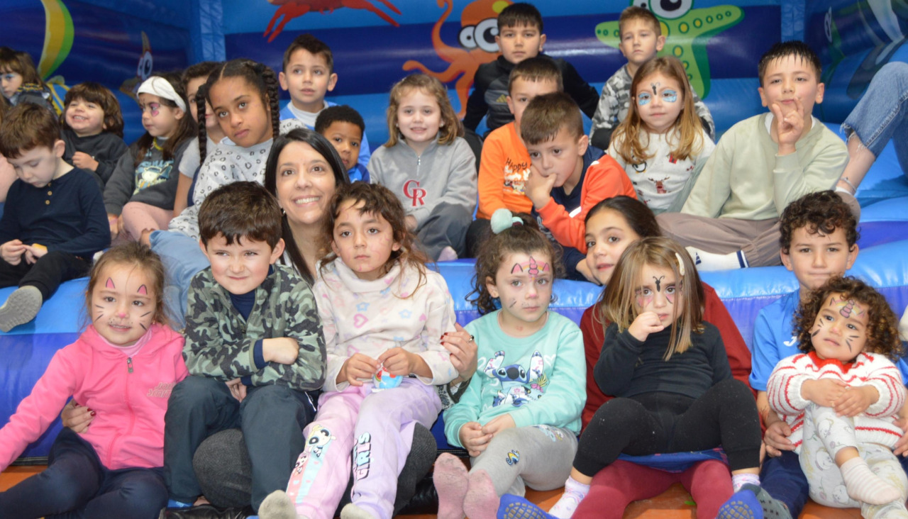 La alcaldesa de Ribeira compartió unos momentos con los participantes en el taller Ribeira Concilia en su festival de clausura