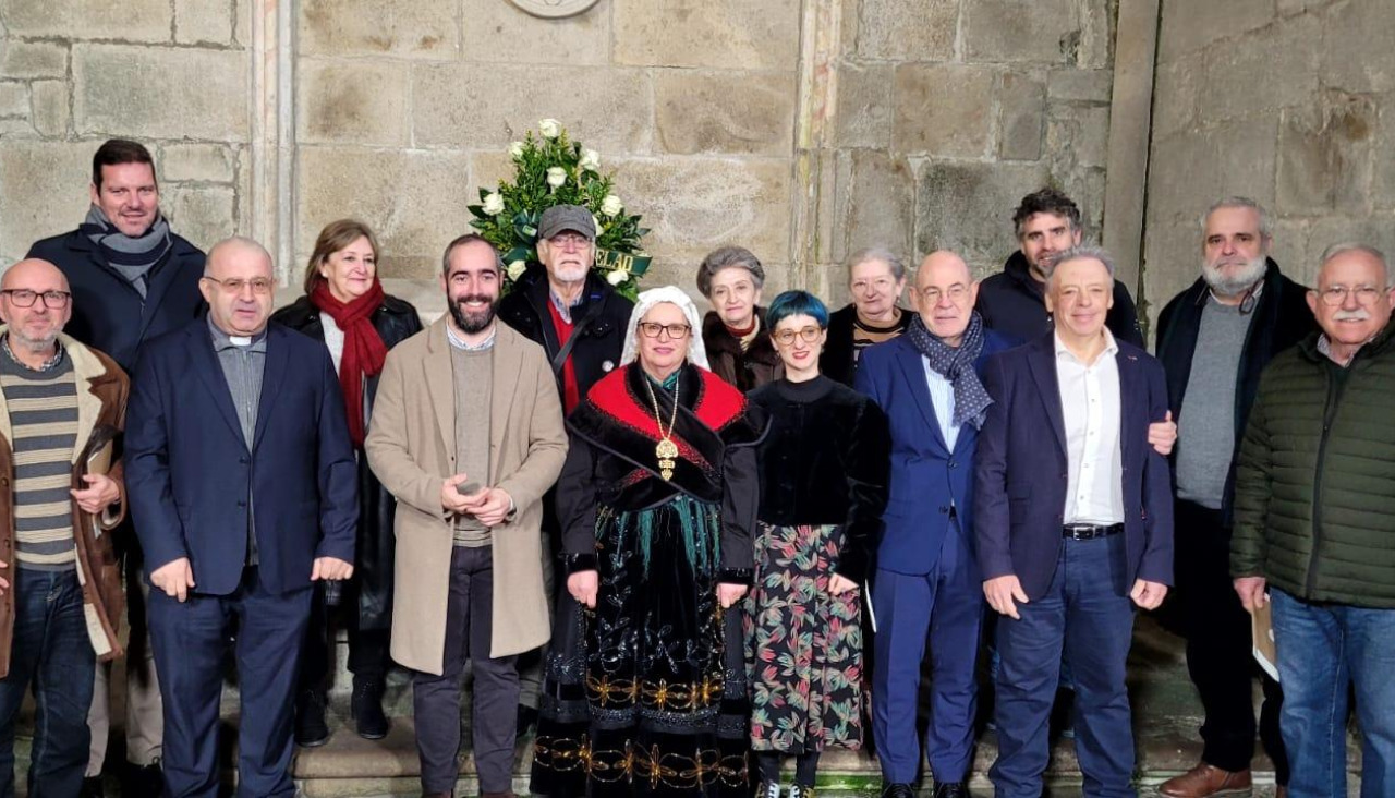 Representantes de la asociación etnológica Castelao en la zona asistieron ayer en Santiago a los actos institucionales con motivo de la conmemoración del 76 aniversario de su muerte