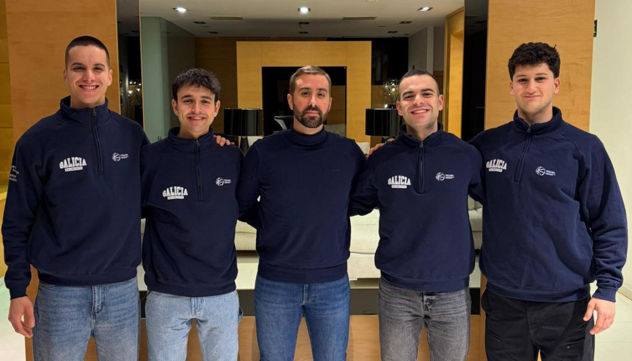 A la izquierda, Pedro Muñoz, junto con sus compañeros de expedición