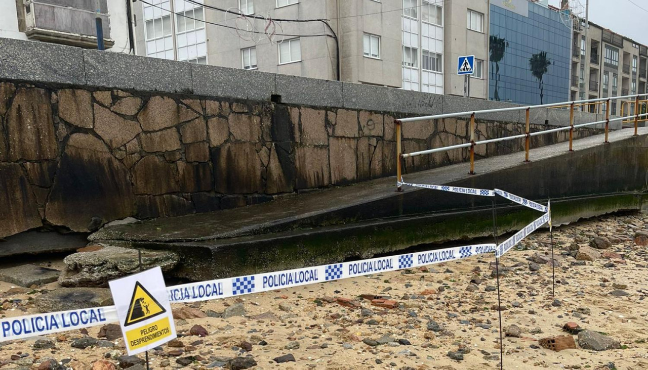 Uno de los acceso al arenal también precintado