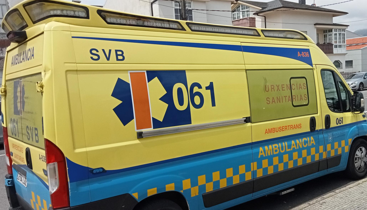 Una ambulancia del 061 fue movilizada hasta el lugar del accidente de tráfico y trasladó a la víctima al Hospital do Barbanza