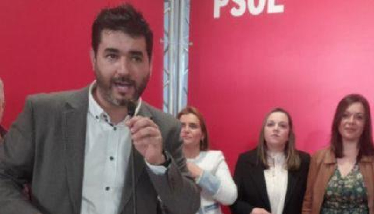 Óscar Rial es el portavoz del grupo municipal del PSOE rianxeiro