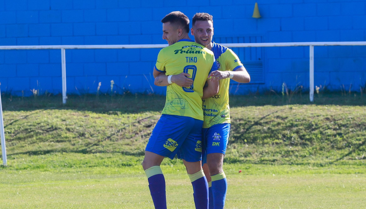 Diego Iglesias celebra con Tiko un gol en Burgáns