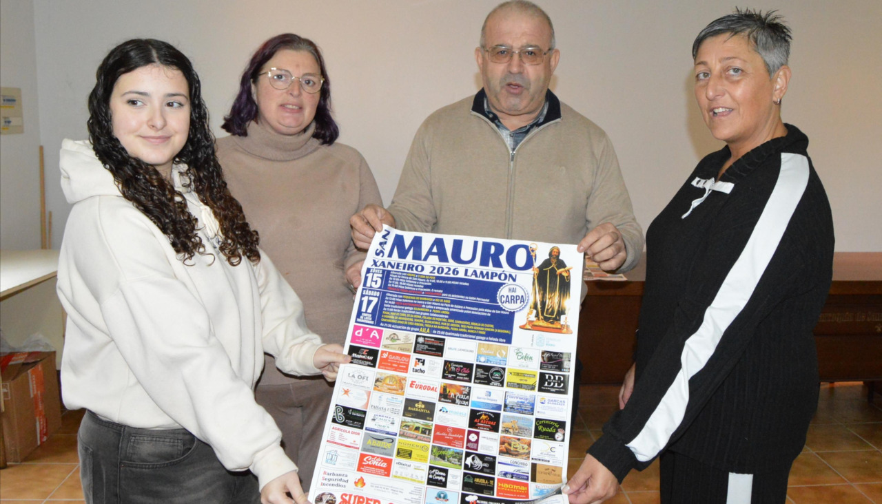 El párroco Marcelino Sánchez, junto con Ana Belén y Ainhoa Moares y Loli García, presentó el cartel de la fiesta de San Mauro