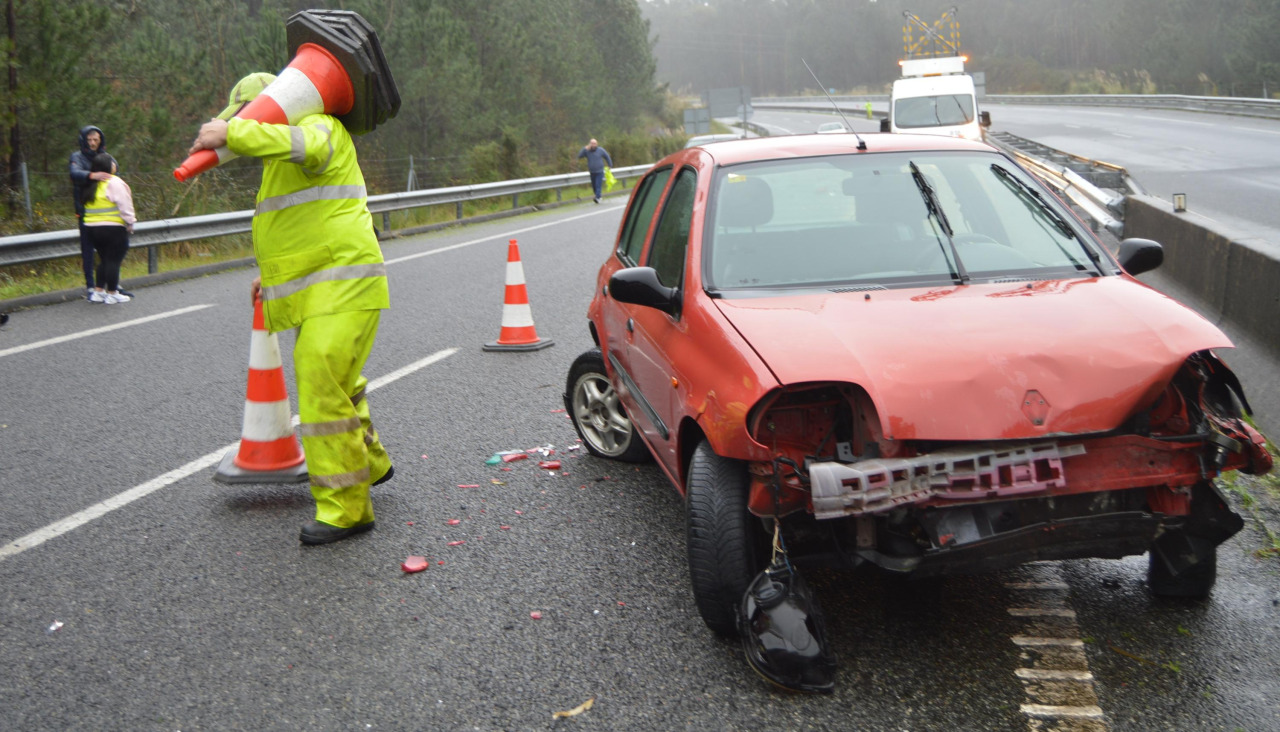 Un Renault Clío sufrió importantes daños en una salida de vía en el kilómetro 37,500 de la AG-11, en Palmeira