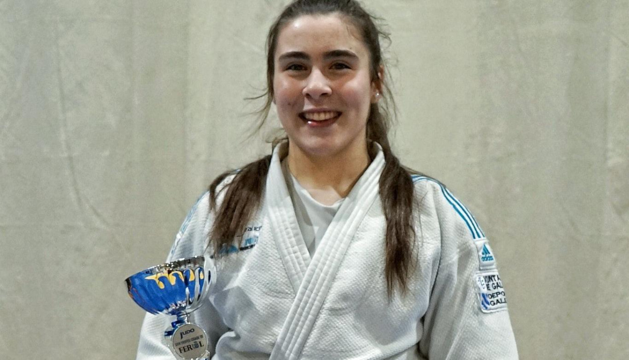 Leyre Villamediana con el trofeo de Campeona