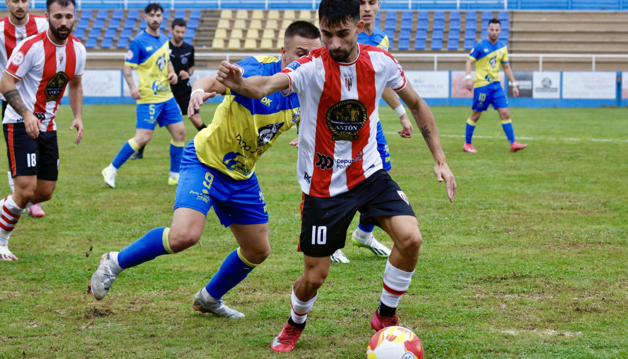 Julio Rey conduce un balón durante la visita del Céltiga a Burgáns