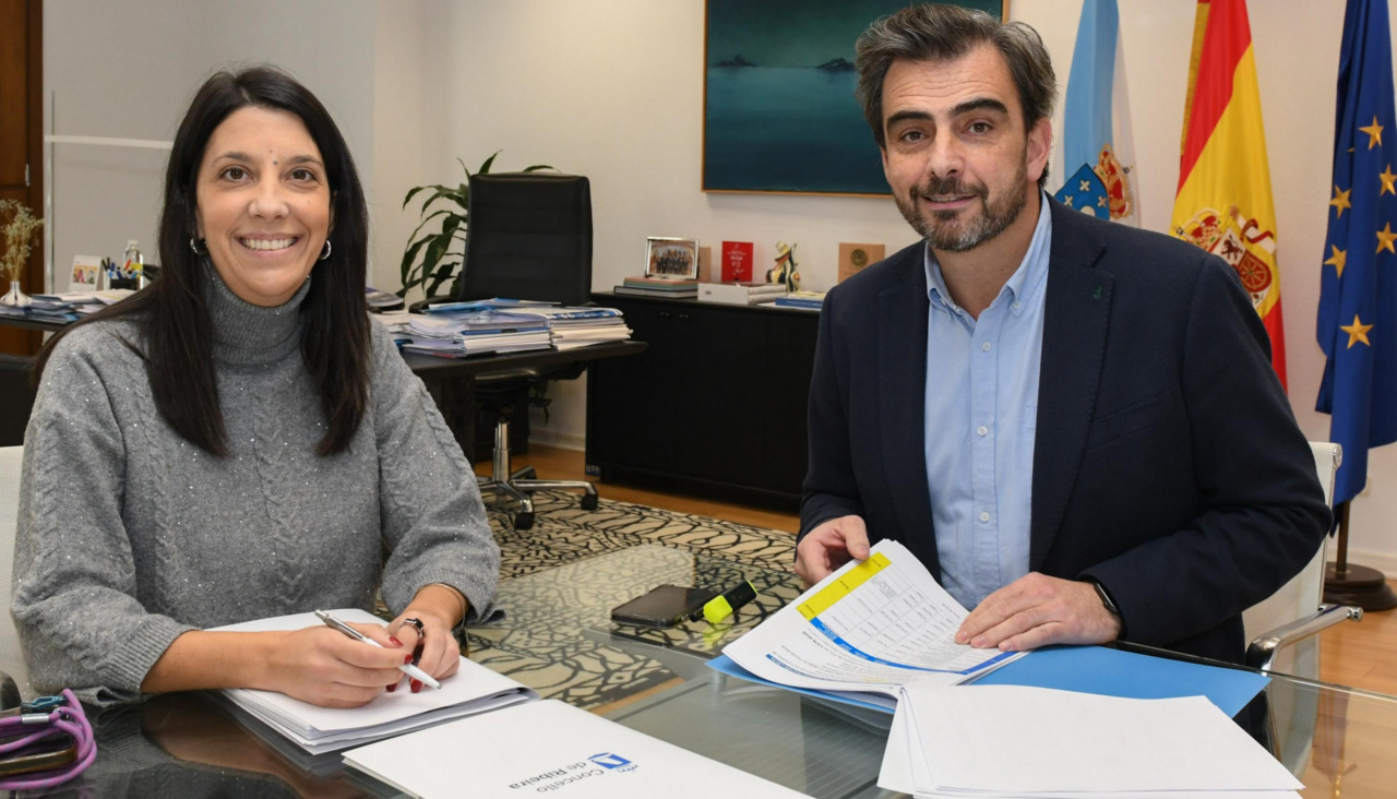 María Sampedro y el conselleiro de Presidencia, Diego Calvo, se reunieron en Santiago en una primera toma de contacto tras tres meses de la investidura de ella como alcaldesa de Ribeira