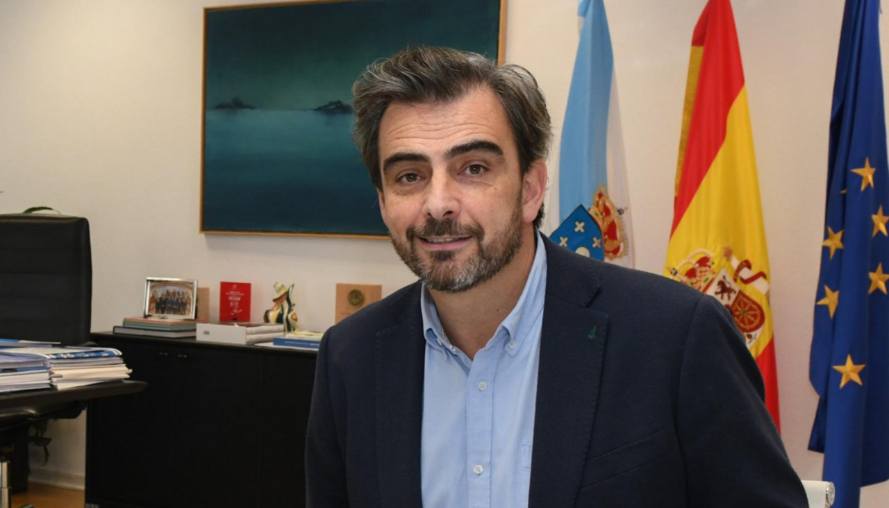 María Sampedro y el conselleiro de Presidencia, Diego Calvo, se reunieron en Santiago en una primera toma de contacto tras tres meses de la investidura de ella como alcaldesa de Ribeira