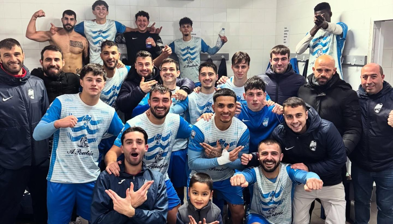 Jugadores y cuerpo técnico celebran la victoria de la pasada jornada
