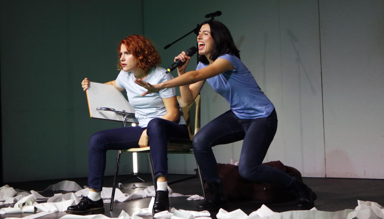 La compañía Ventrículo Veloz representará la obra teatral 'Papel 2.0' en el IES A Pobra