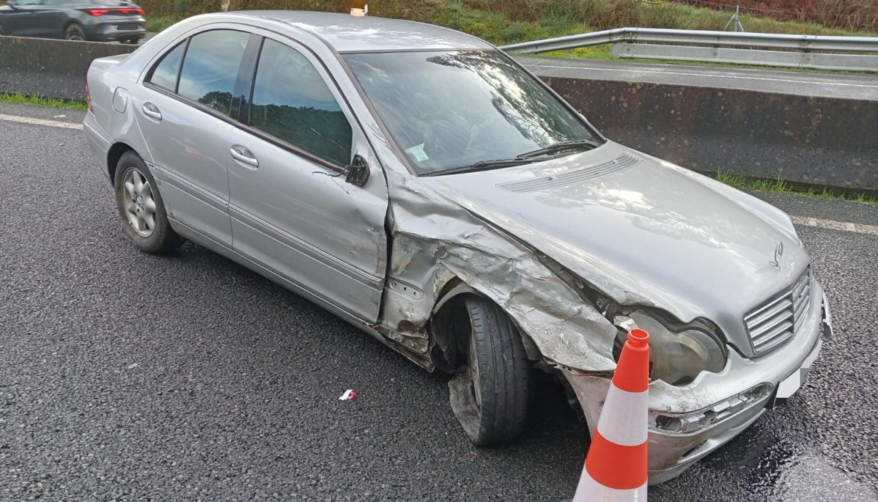Un Mercedes Clase C fue uno de los vehículos implicados en el accidente en la calzada en dirección hacia Padrón de la Autovía do Barbanza, en el kilómetro 16