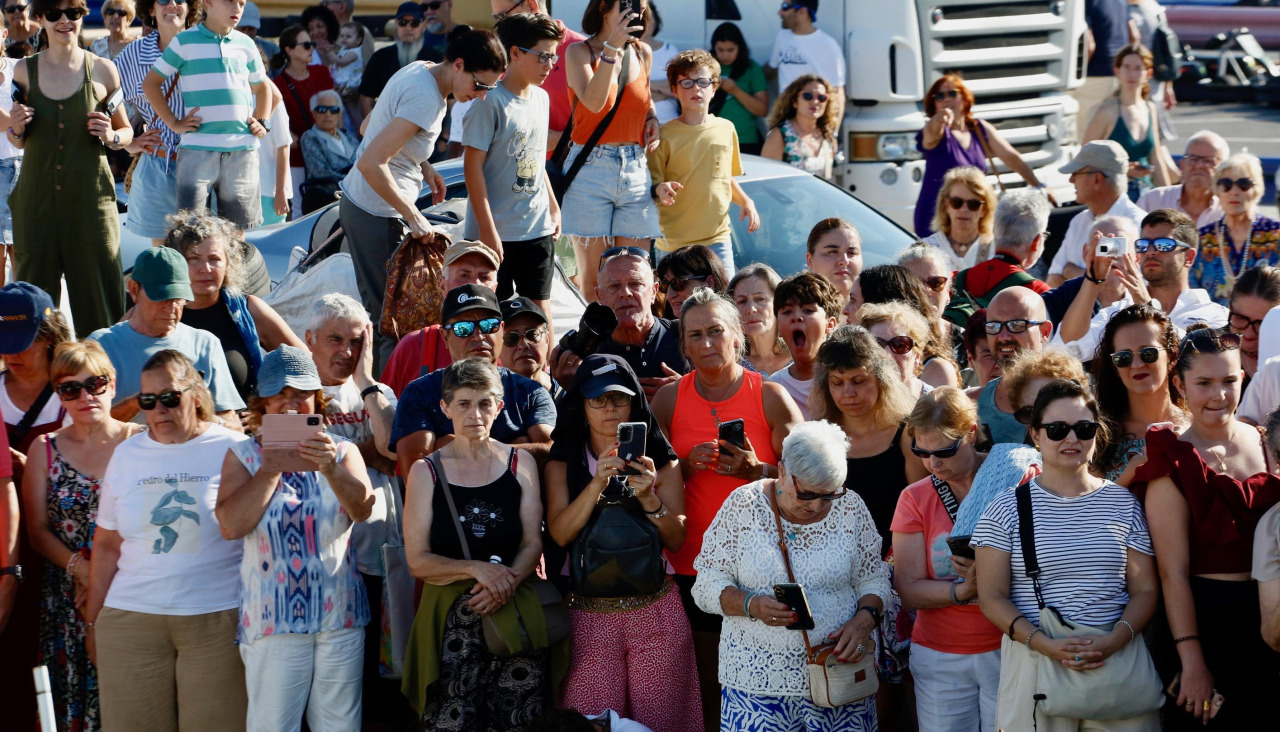 Vecinos y turistas durante la celebración de las Festas do Carme en O Grove