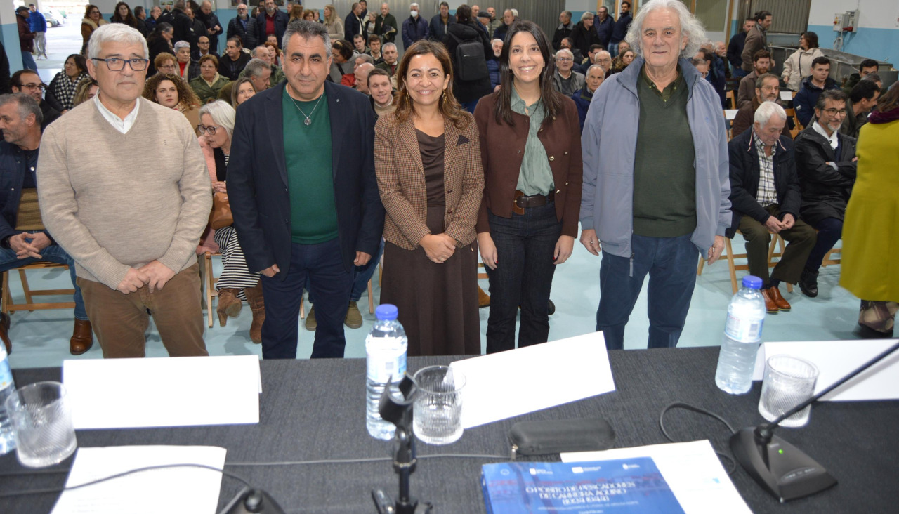 La conselleira Marta Villaverde; la alcaldesa María Sampedro; el patrón mayor José Antonio Santamaría, el editor Ciprián Rivas y el investigador Daniel Bravo presentaron la publicación