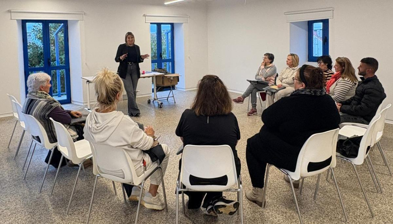 Participantes en una de las charlas del programa "Coidándote para coidar"