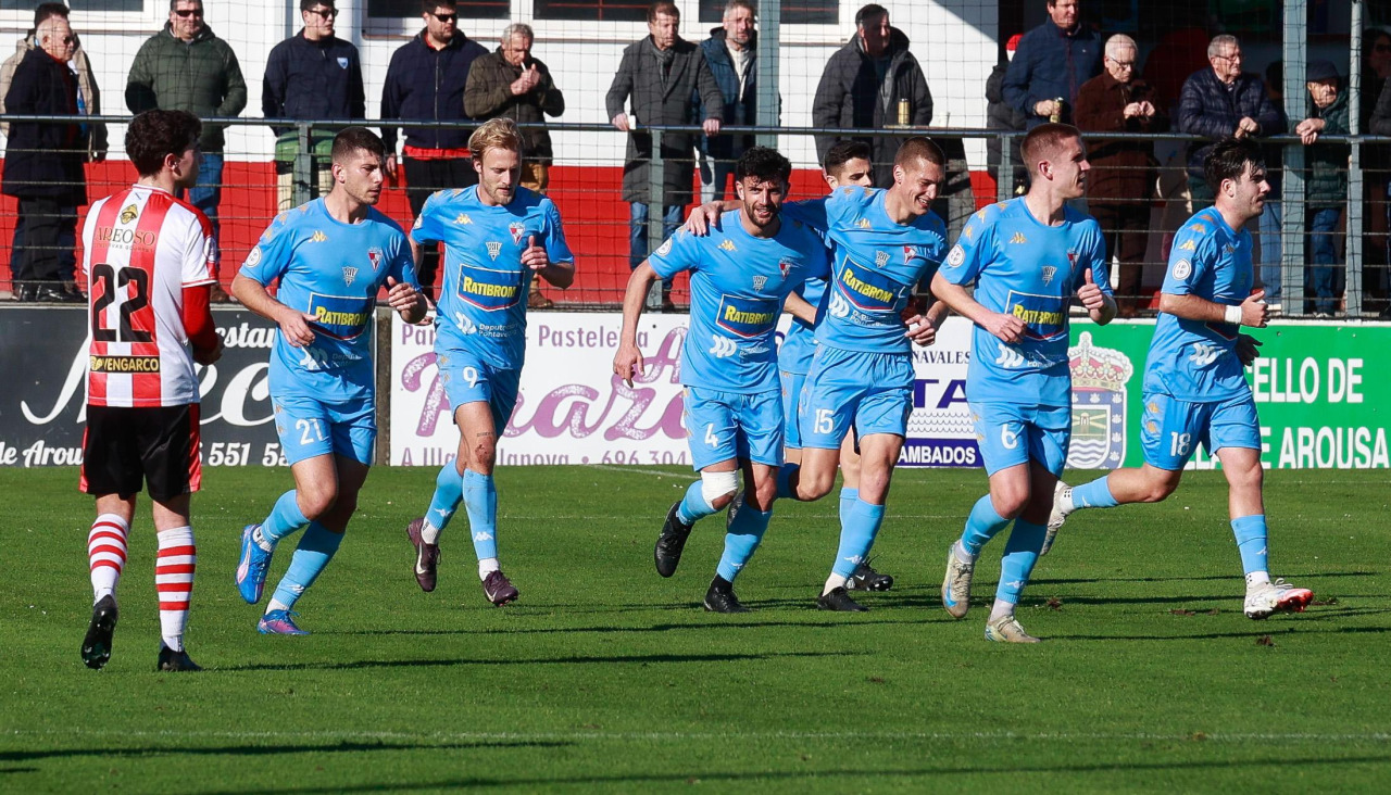 El Arosa SC celebra un gol en el Salvador Otero