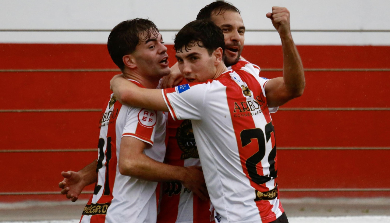Adri Rodríguez celebra un gol con Álex y Guille