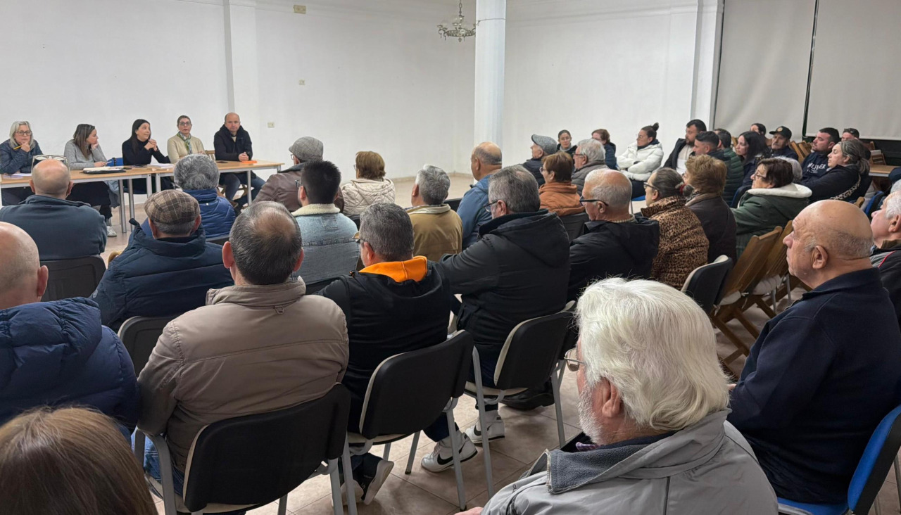 La reunión entre el Gobierno local y los habitantes de Olveira tuvo lugar en el salón de actos del centro social de la parroquia