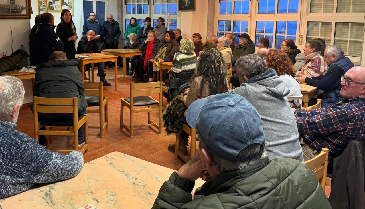 La reunión entre el Gobierno local y los habitantes de Corrubedo tuvo lugar en el salón de actos de la Casa do Mar de la parroquia
