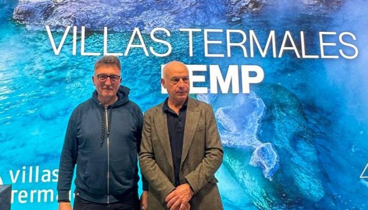 El alcalde, Xoán Castaño, y el concejal de Turismo, Raú Gómez, en Fitur