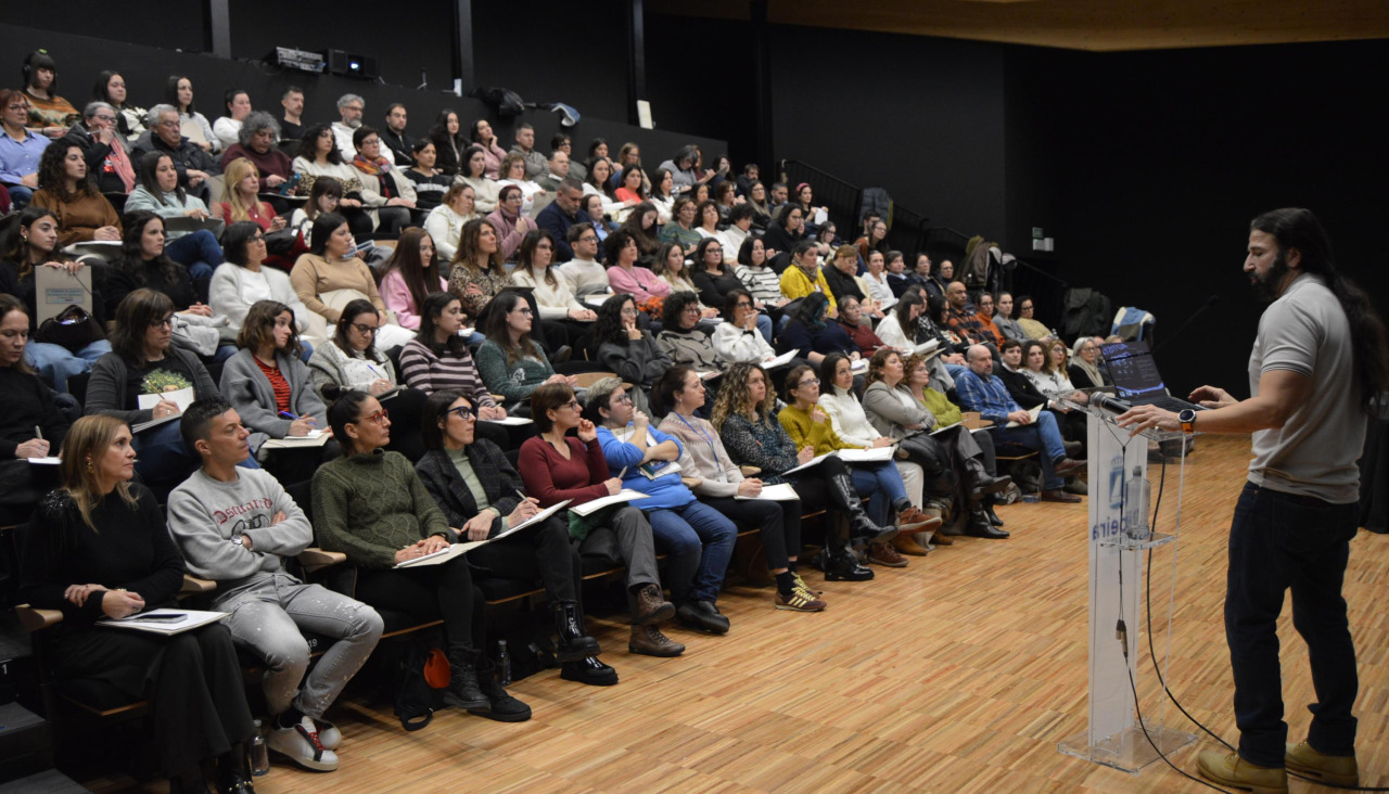 Unas 120 personas asistieron en el auditorio de Ribeira a la segunda edición de la jornada formativa sobre el espectro autista