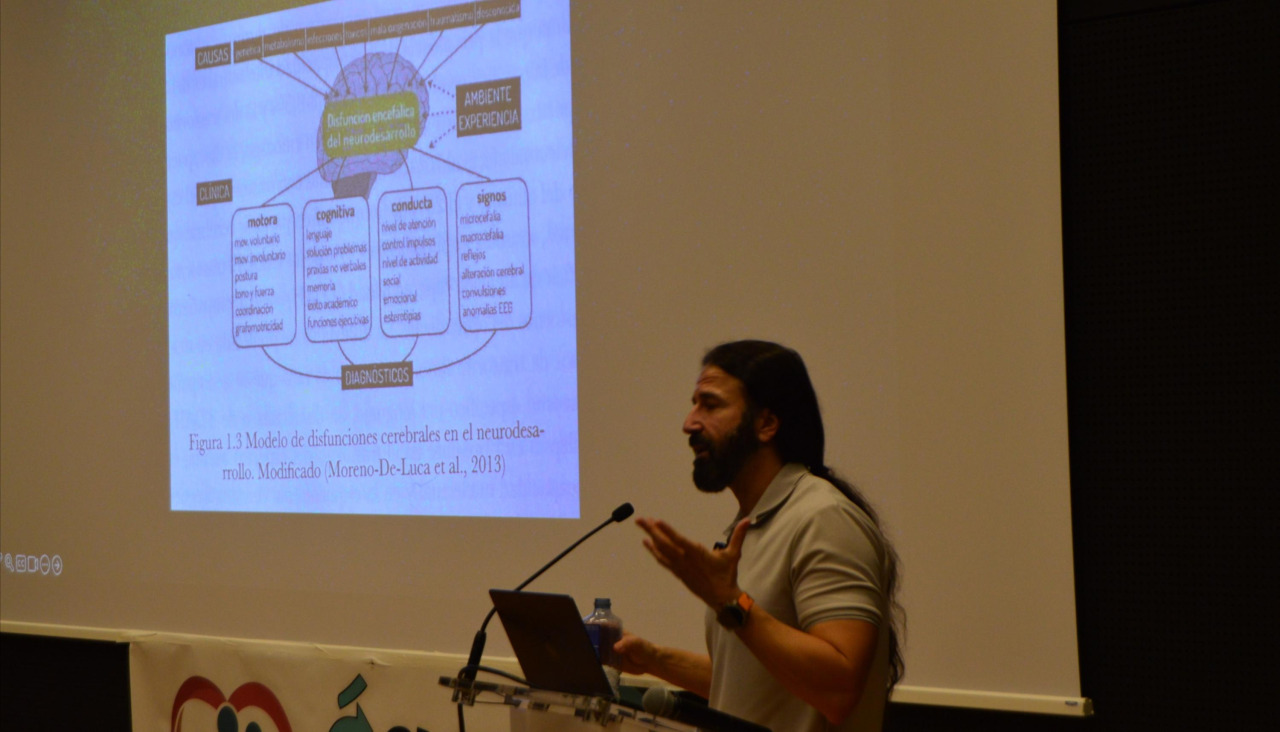 El psicólogo sanitario Daniel Millán, especialista en autismo, fue el encargado de impartir la jornada organizada por Ágape