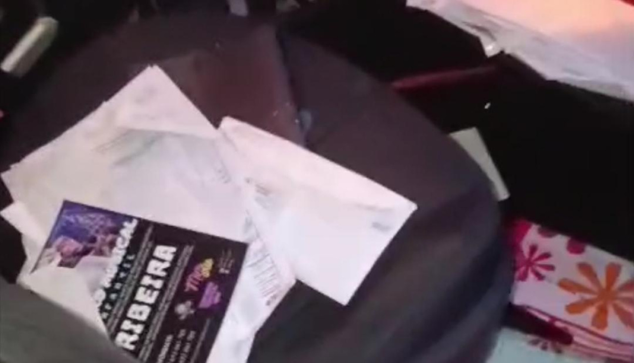 Un coche aparcado en una calle en Carreira apareció con una ventanilla abierta y todo su interior revuelto