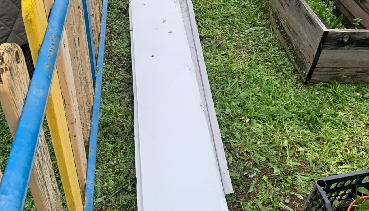 Una placa de la fachada en medio del patio