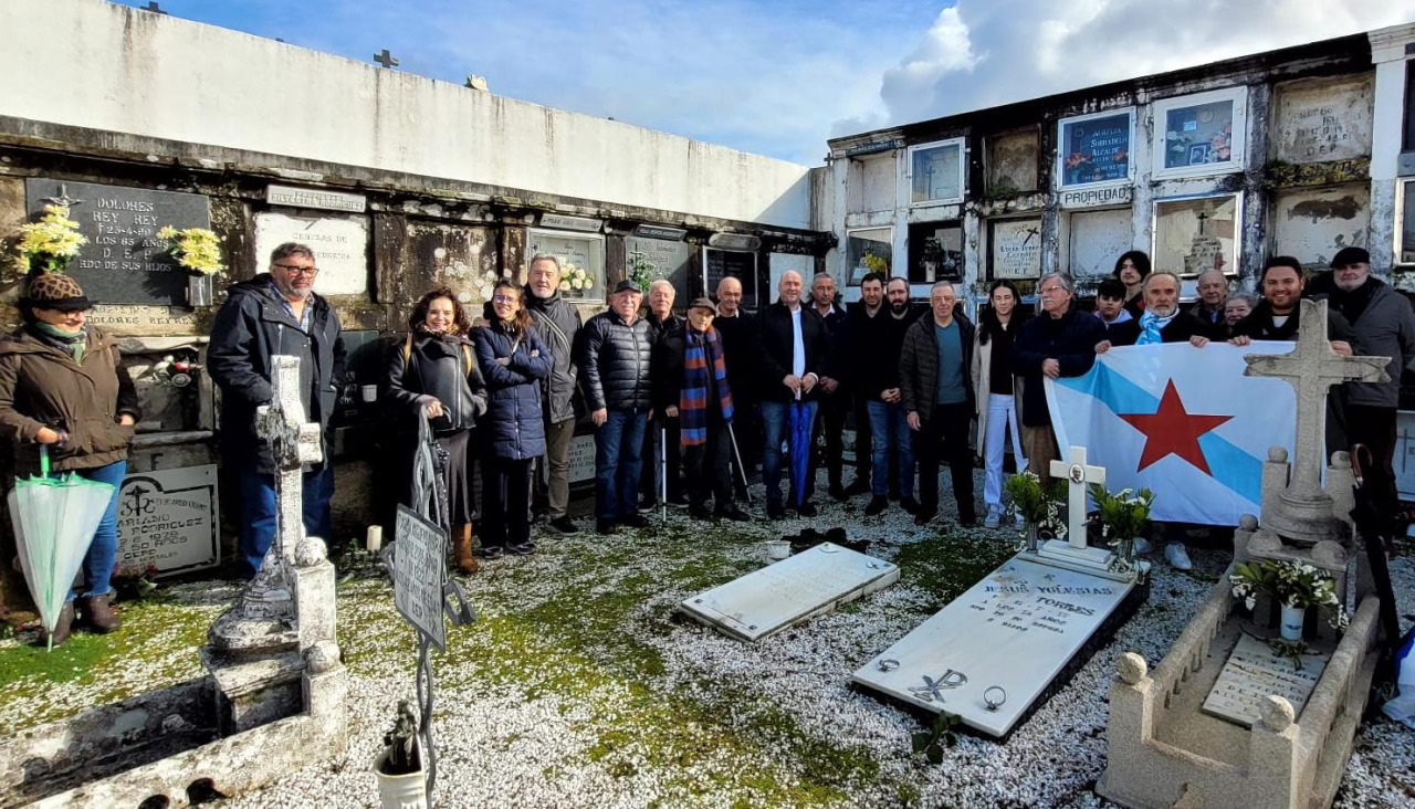 Directivos de la asociación etnográfica Castelao de Rianxo, acompañada del alcalde, exmandatarios y personalidades de la Cultura, participaron en la ofrenda floral a Manuel Antonio