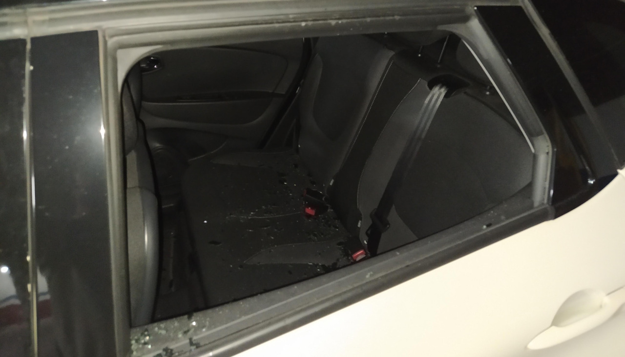 Los ladrones volvieron a rompertr las ventanillas de los coches afectados por robos con un extintor que había dentro del propio garaje de un edificio de la Rúa Alcalá Galiano