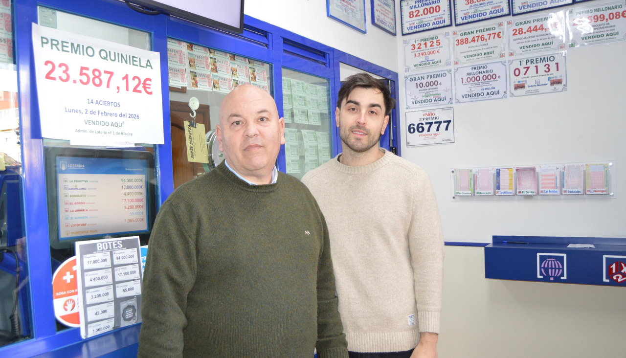 La Administración de Loterías Nº1 de Ribeira, regentada por Joaquín Valeiras y su hijo, selló el boleto de 14 aciertos de La Quiniela
