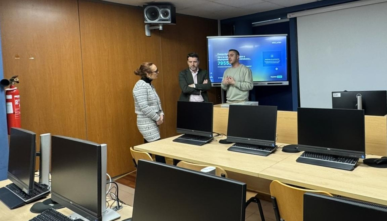 El alcalde, José Ramón Romero, y la edila de Cultura, María Outeiral, visitaron el aula Cemit de la localidad boirense para conocer sus últimas renovaciones de material.