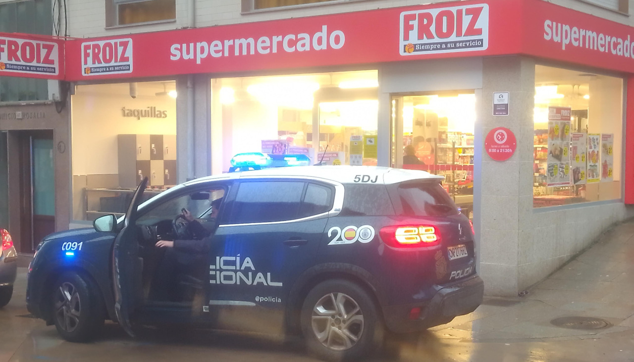 Una patrulla de la Policía Nacional de Ribeira acudió a la llamada de la encargada del supermercado Froiz por la presencia de un individuo que robaba productos a la venta
