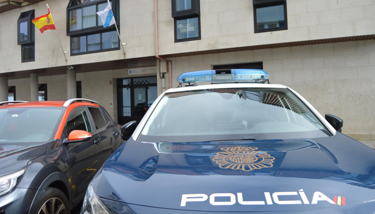 La Policía Nacional puso ayer a disposición judicial al detenido, que quedó en libertad, pero sigue como investigado por un delito de robo con violencia hasta la celebración del juicio