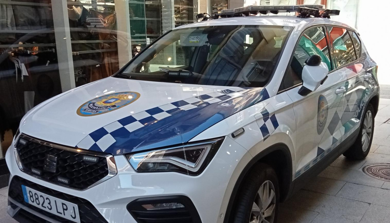 La Policía Local de Ribeira acudió en un coche pàtrulla, en una imagen de archivo, hasta el establecimiento hostelero donde se registró el altercado