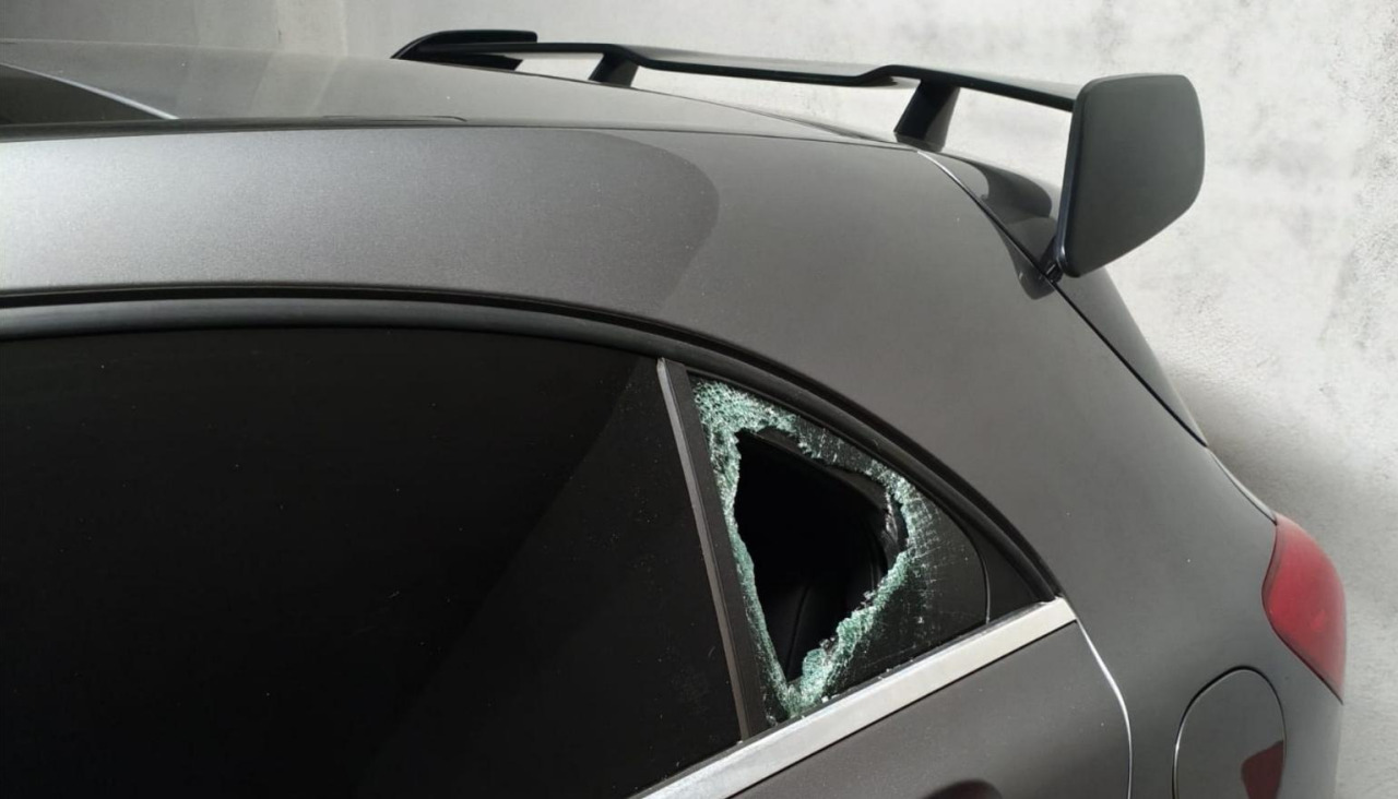 Imagen del cristal de una de la ventanilla de un coche que el ladrón rompió cuando estaba guardado en el garaje comunitario de un edificio de viviendas en el lugar ribeirense de Fafián