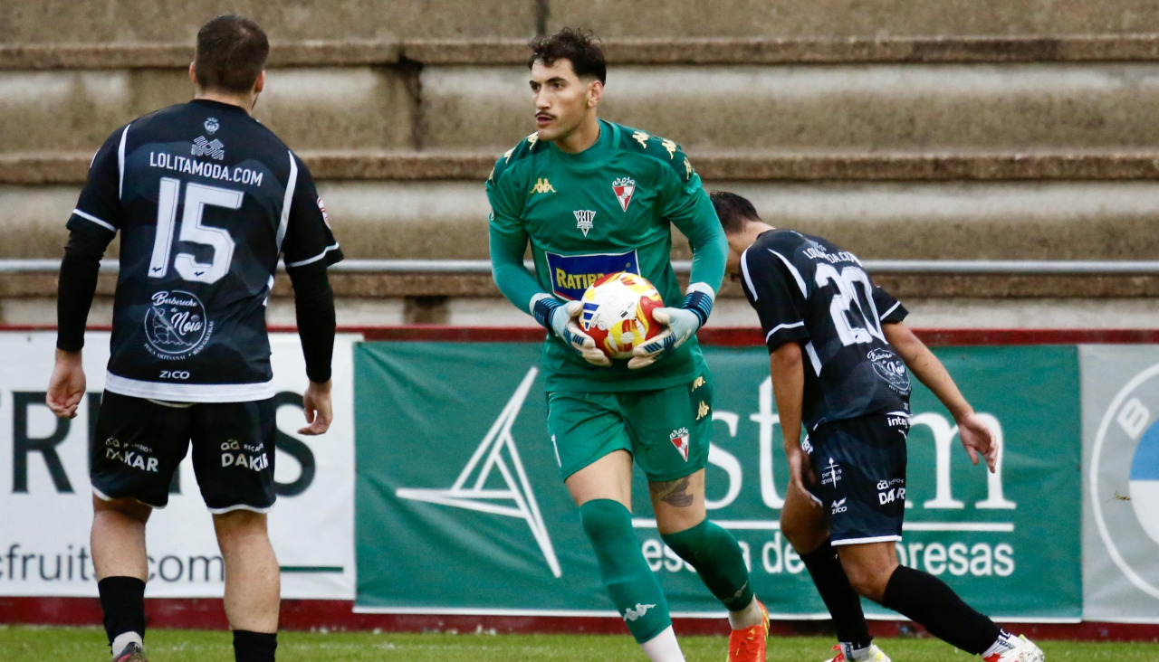 Chema durante el partido ante el Noia