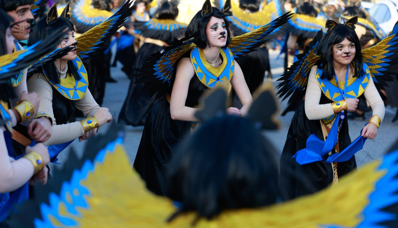 El gran desfile de disfraces por el centro de O Mosteiro
