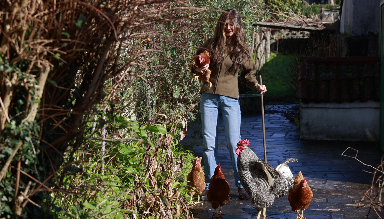 La mujer paseando por su casa con todas sus mascotas