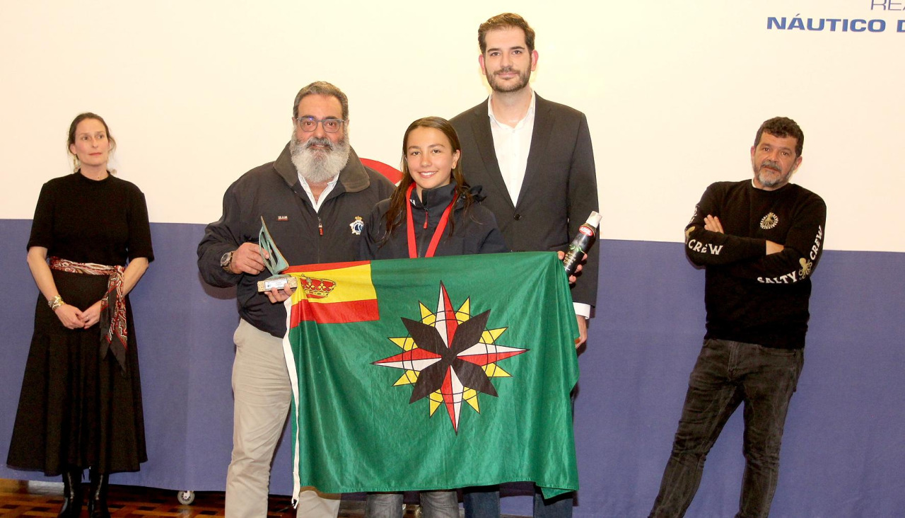 Lara Durán junto al presidente de la Federación Gallega de Vela