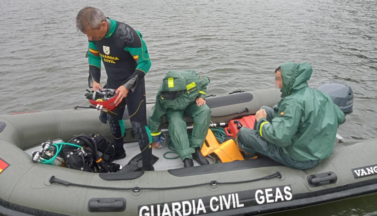 Efectivos del GEAS de la Guardia Civil sacaron el cuerpo sin vida del desaparecido de aguas del río Te, por detrás del colegio de Asados