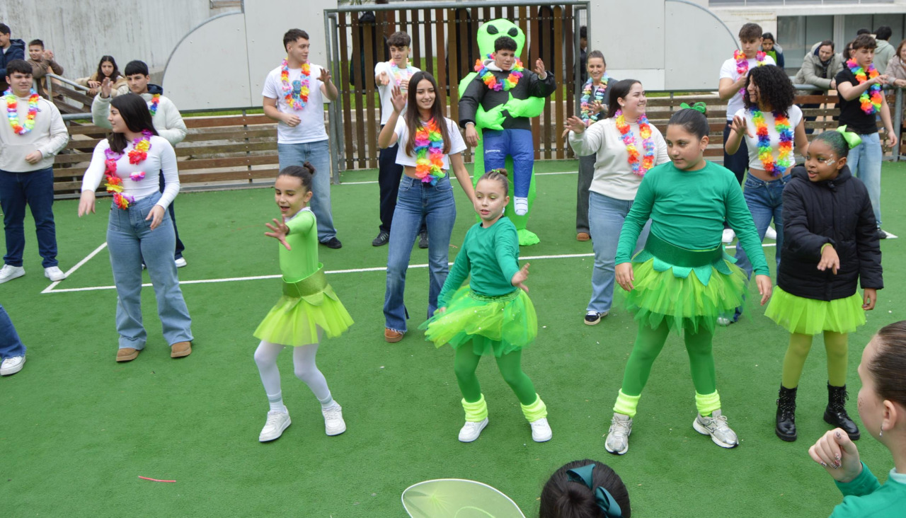 Los alumnos de la ESO del colegio Galaxia ofrecieron coreografías en el festival de Carnaval celebrado ayer