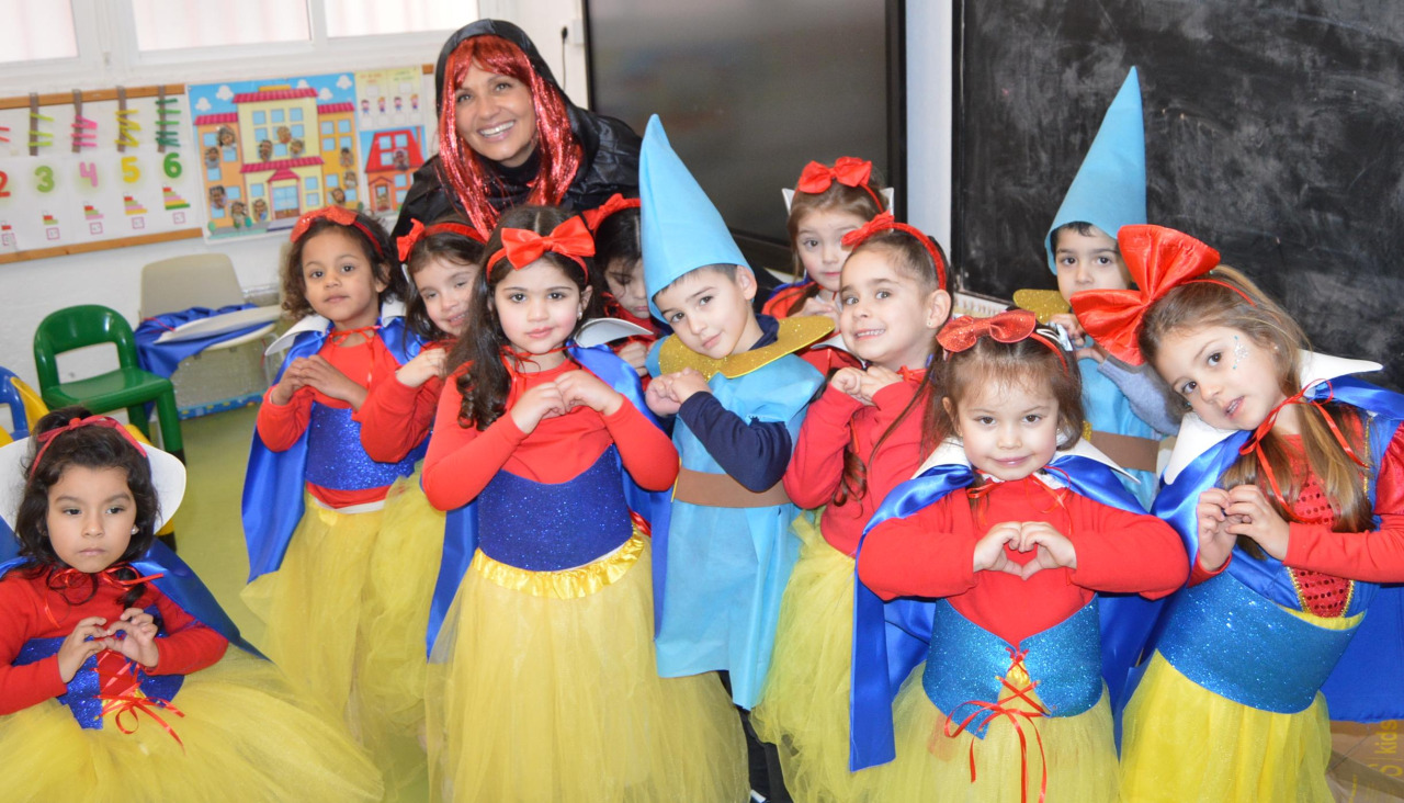 Los alumnos de Educación Infantil del colegio Galaxia de Ribeira se disfrazaron de personajes del cuento de Blancanieves y los Siete Enanitos