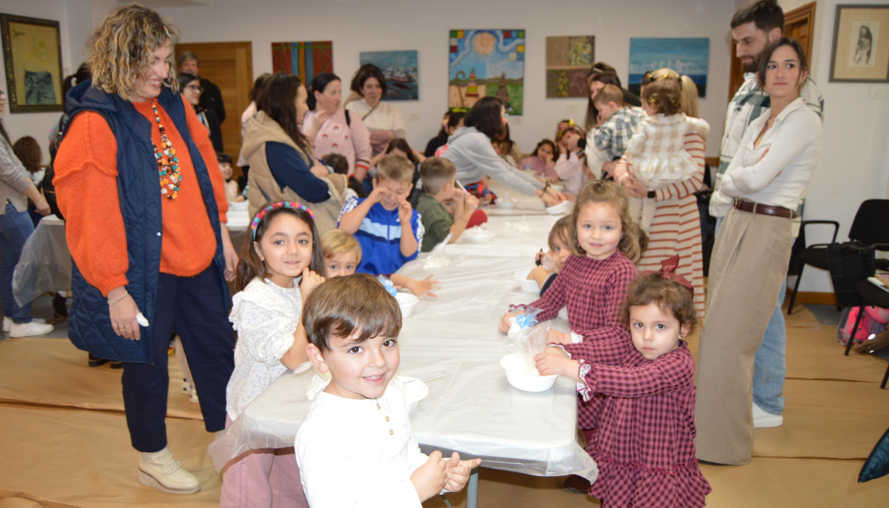 La actividad programada para conmemorar el Día da Lingua Materna incluyó un taller para elaborar con plastilina, harina, agua y color la figura del personaje favorito de cada uno de los participantes
