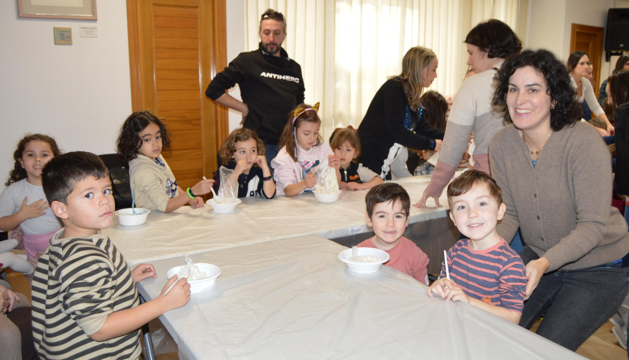 La actividad programada para conmemorar el Día da Lingua Materna incluyó un taller para elaborar con plastilina, harina, agua y color la figura del personaje favorito de cada uno de los participantes