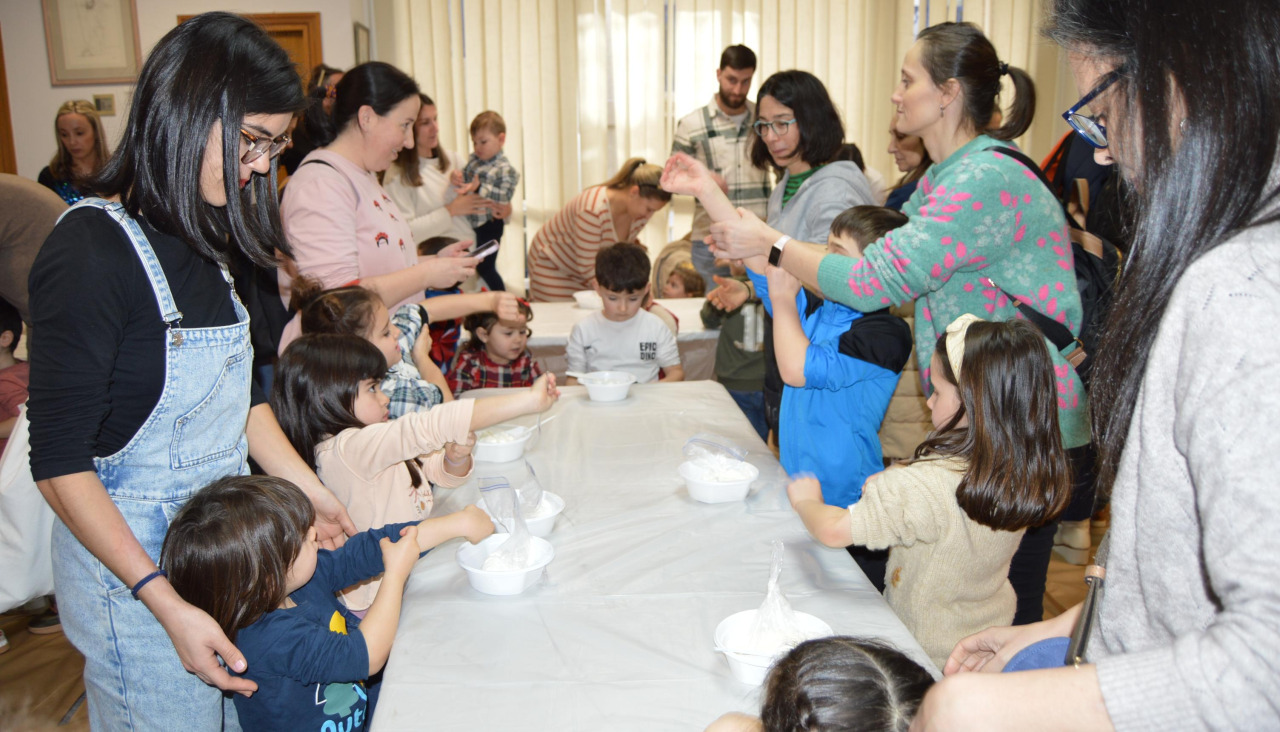 La actividad programada para conmemorar el Día da Lingua Materna incluyó un taller para elaborar con plastilina, harina, agua y color la figura del personaje favorito de cada uno de los participantes