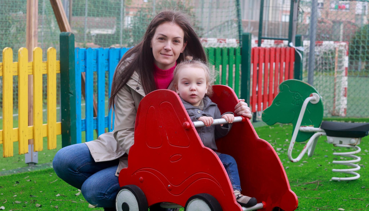 Laura Meis con su hijo Xandre en O Grove