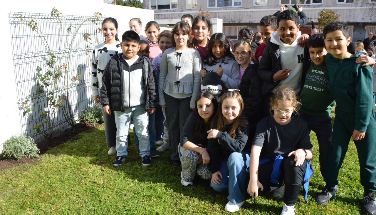 Un grupo de alumnos del colegio Galaxia inmortalizó su participación en la plantación del rosal en homenaje a la poetisa gallega