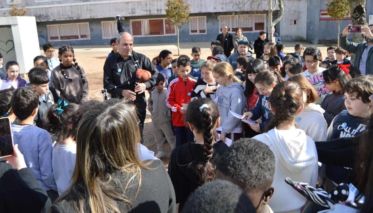 Un centenar de alumnos de tercero a sexto del colegio Galaxia interpretaron el Himno Gallego al ritmo de la gaita de Alberto Millán