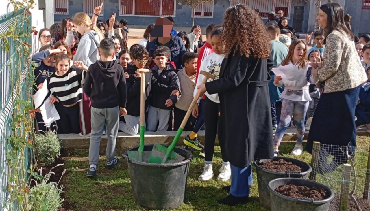 La plantación del rosal en una zona verde del exterior de la Casa da Xuventude contó con la participación de autoridades locales y escolares